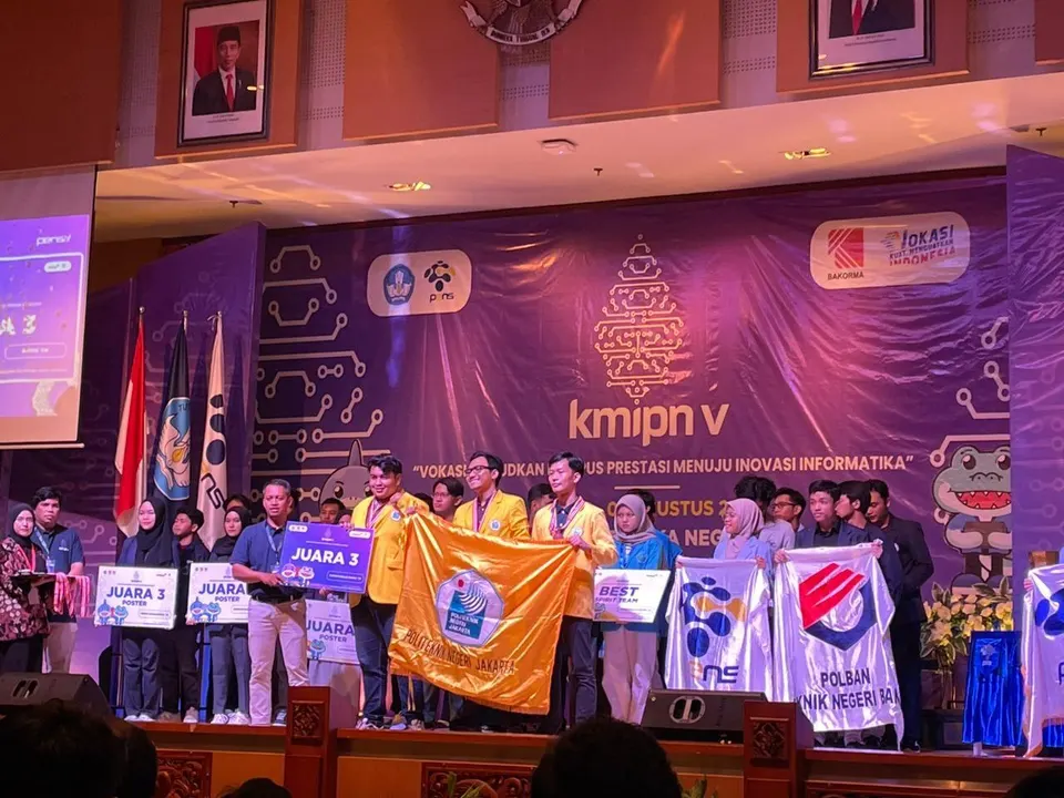 Receiving the 3rd place award at KMIPN V